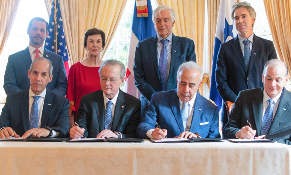 Edwin De los Santos Manuel A. Grullon Felix M. Garcia y Miguel Bolinada sentados. De pie Ramon Martinez de la Guardia Sonia Guzman Andres Gluski y Juan Ignacio Rubiolo 1