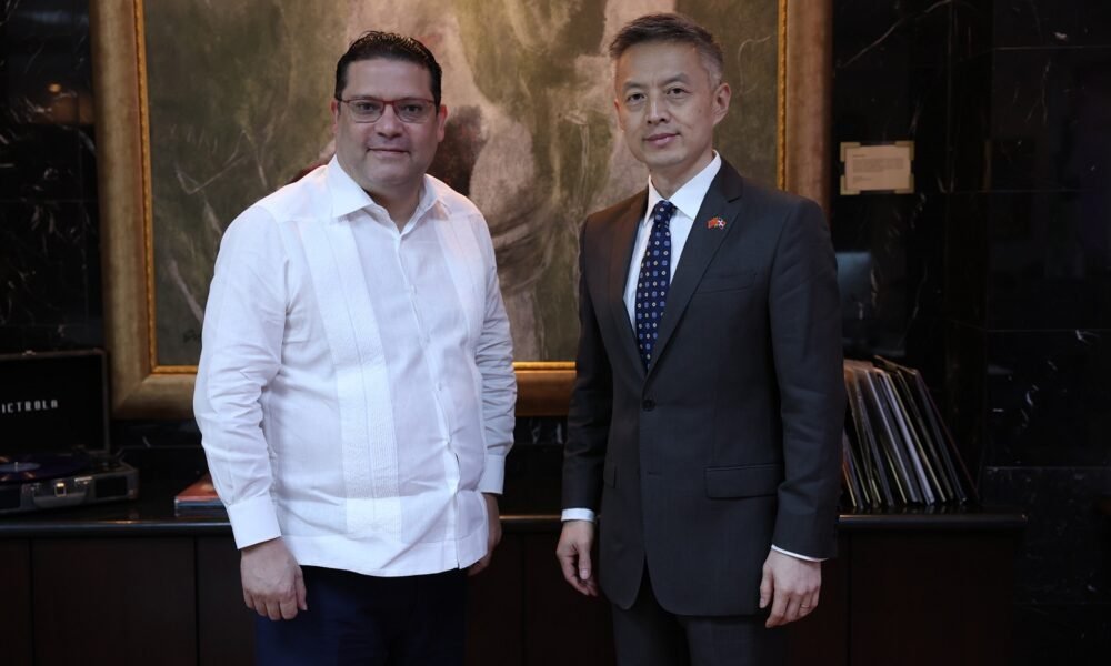 Foto 1 El director General de Aduanas Eduardo Sanz Lovaton y el embajador de la Republica Popular Chiana Chen Luning.