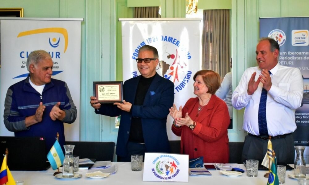 Maria Shaw presidente del FIPETUR entrega reconocimiento al ex presidente Luis Jose Chavez junto a Fernando Milo secretario general del FIPETUR y al director nacional de Turismo Roque Baudean