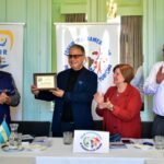 Maria Shaw presidente del FIPETUR entrega reconocimiento al ex presidente Luis Jose Chavez junto a Fernando Milo secretario general del FIPETUR y al director nacional de Turismo Roque Baudean