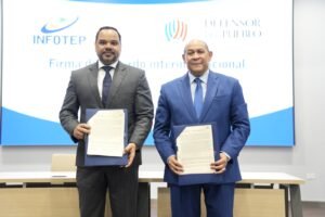 Pablo Ulloa y Rafael Santos Badia en la firma de acuerdo interinstitucional