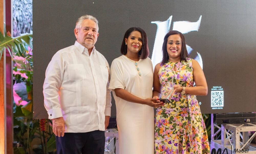 Roberto Henriquez Mabel Andreiny y Mariet Espinal