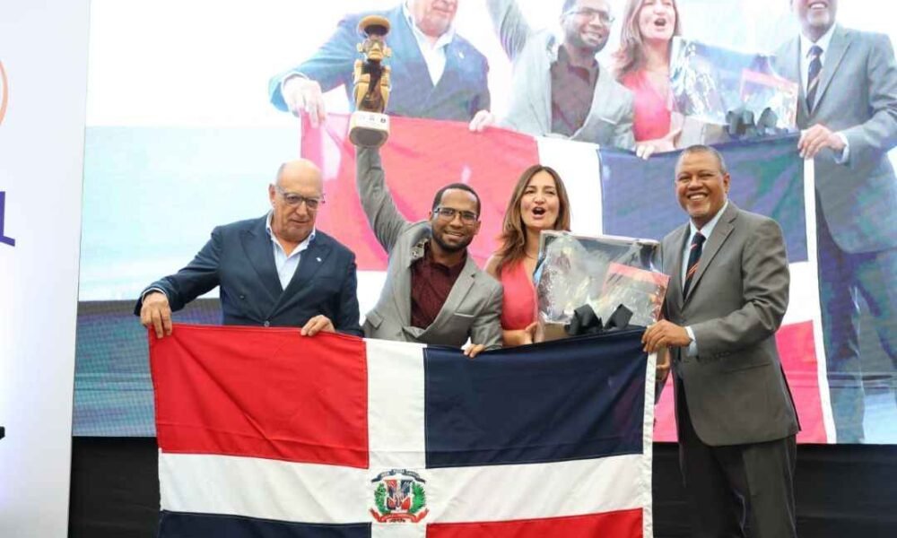Chiara Pennacchio directora global de Marketing junto a ganador de la Copa Amistad Clasica 002