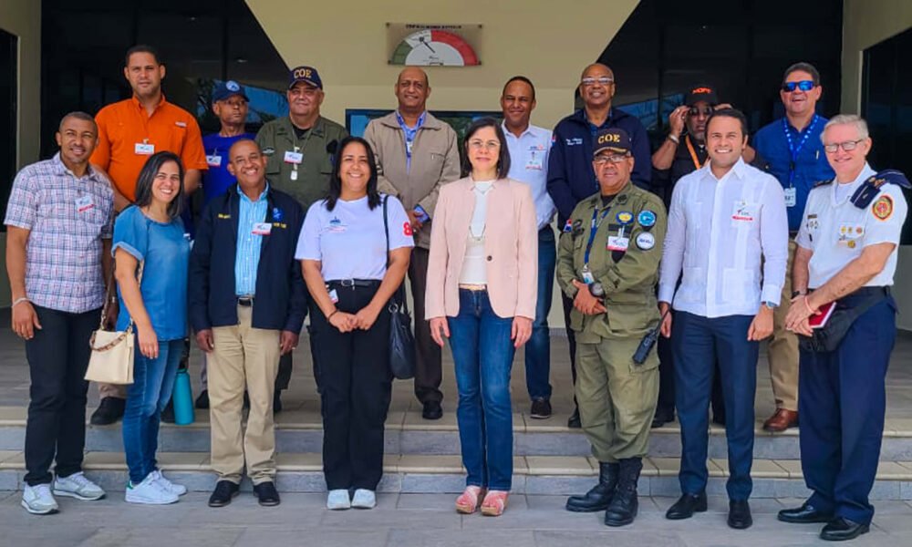 Claudia Beatriz Roa junto a representantes del COE 1