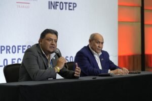 Dennis Roda gerente general del INTECAP de Guatemala y Rafael Santos Badia director general del INFOTEP