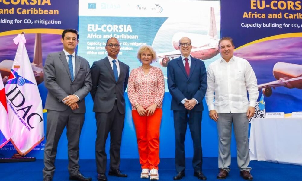 Director general del IDAC junto a expositores internacionales CORSIA