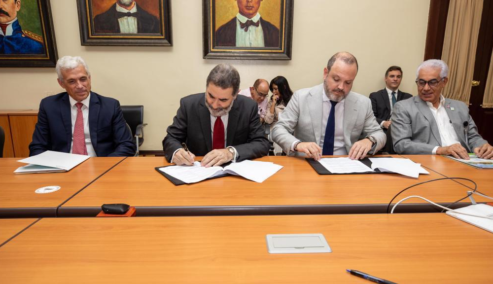 Firman Manuel E. Bonilla en representacion del CUED y Edgar Romero por UGT Renewables