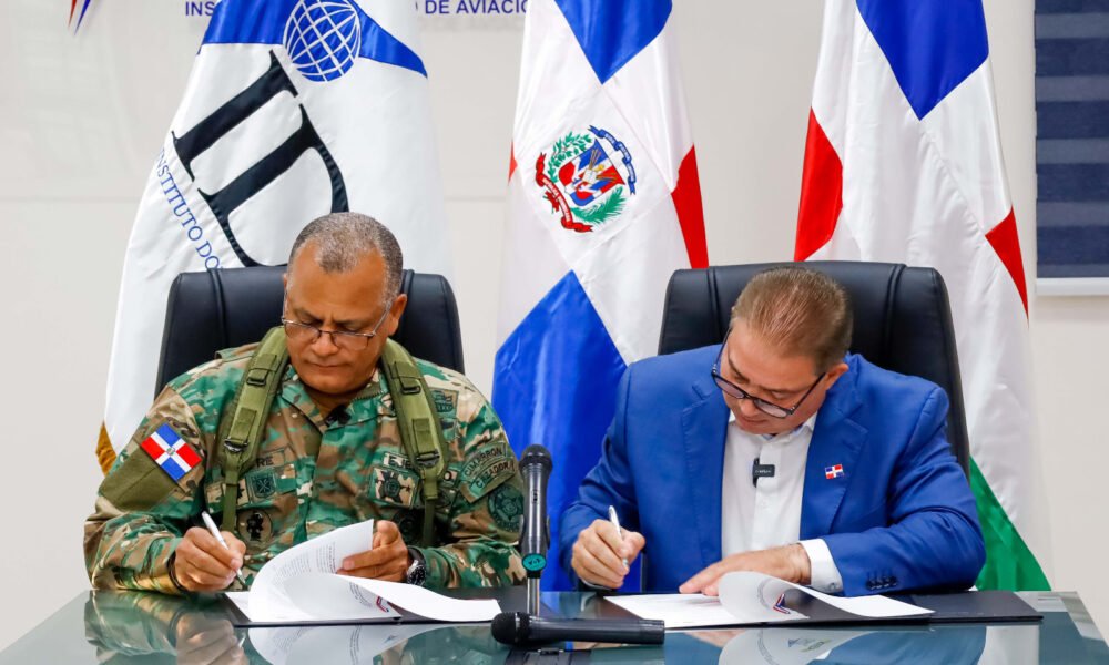 Hector Porcella y el comandante general del Ejercito mayor general Carlos Antonio Fernandez Onofre