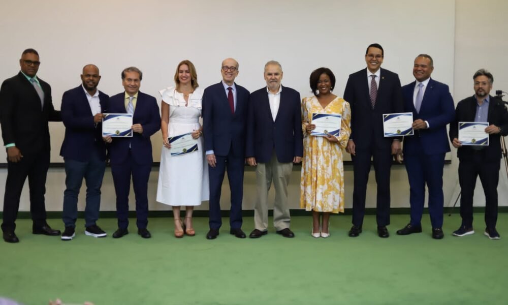 Ministro Medio Ambiente Miguel Ceara Max Puig vicepresidente ejecutivo del Consejo junto a representantes empresas reconocidas