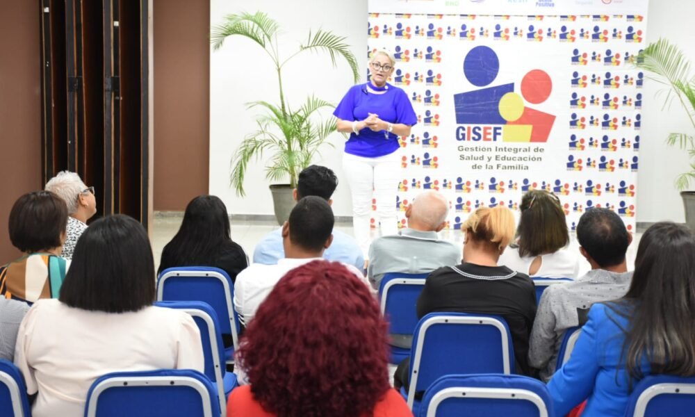 La psicologa clinica Sandra Fernandez al dictar la conferencia Vida en equilibrio familia en armonia.
