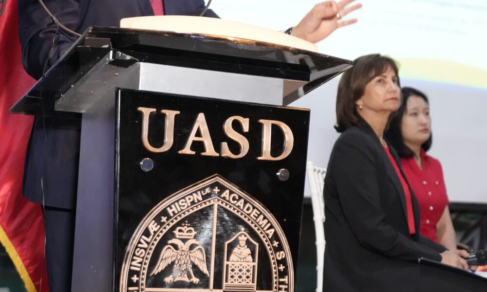 Profesor Rafael Santos Badia expositor en el foro Las Relaciones Dominico China Caminando Hacia la Prosperidad