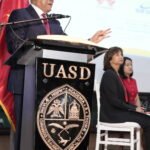 Profesor Rafael Santos Badia expositor en el foro Las Relaciones Dominico China Caminando Hacia la Prosperidad