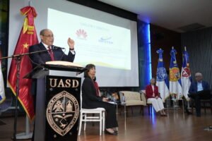 Profesor Rafael Santos Badia expositor en el foro Las Relaciones Dominico China Caminando Hacia la Prosperidad 2