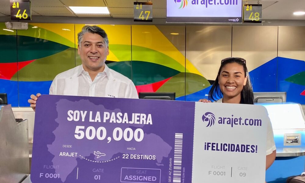Victor Pacheco Mendez y Carolyn Rijo la pasajera 500000 de Arajet