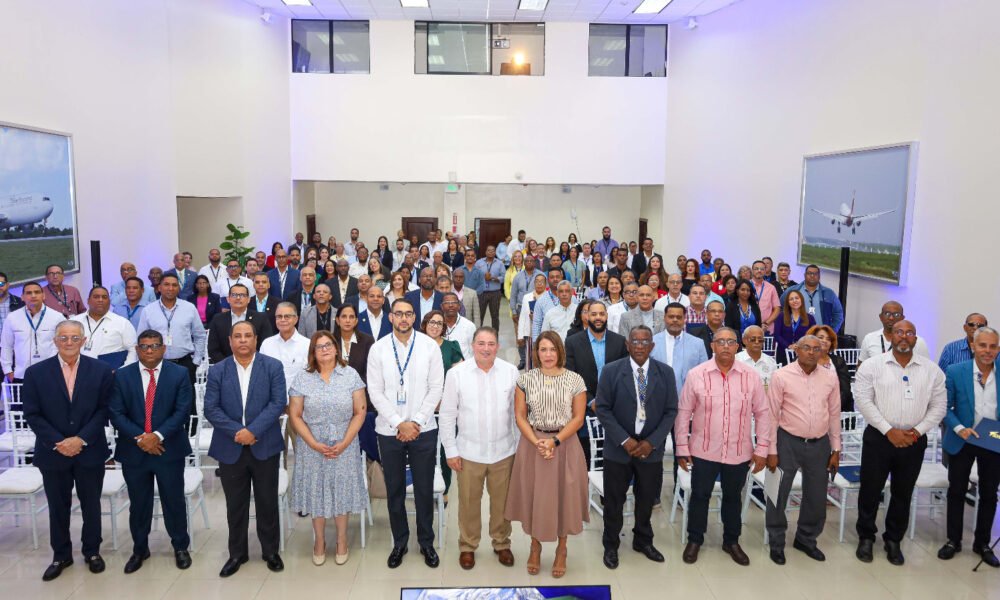 Hector Porcella junto a directores encargados de area y empleados de las distintas localidades del IDAC