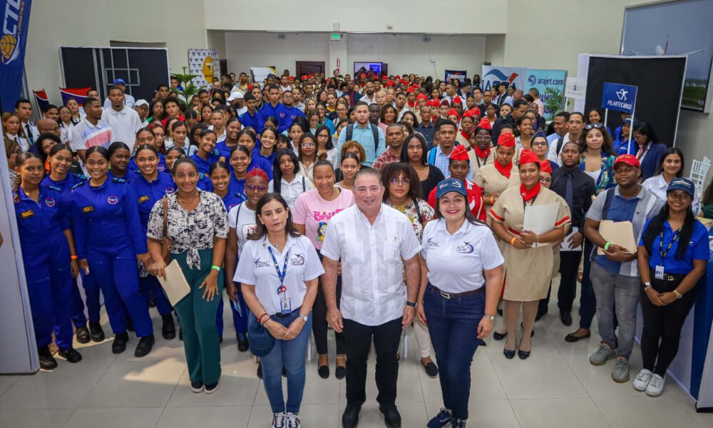 Hector Porcella junto a jovenes y entidades participantes.