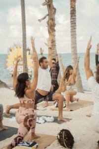 Sesion de yoga en un entorno relajante en la playa