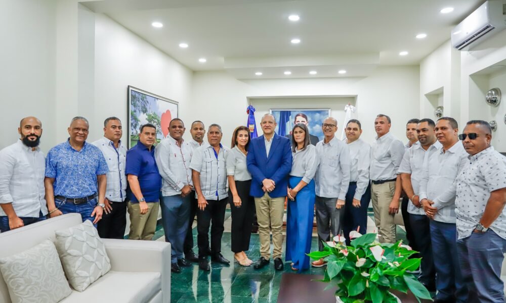 Alcalde Ulises Rodriguez se reune con alcaldes y directores de distrito de la provincia de Santiago