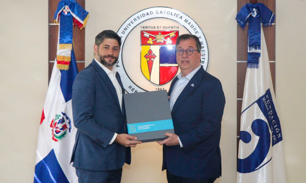 DONACION 1 Ricardo Fondeur entrega a Eduardo Reinoso