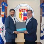 DONACION 1 Ricardo Fondeur entrega a Eduardo Reinoso