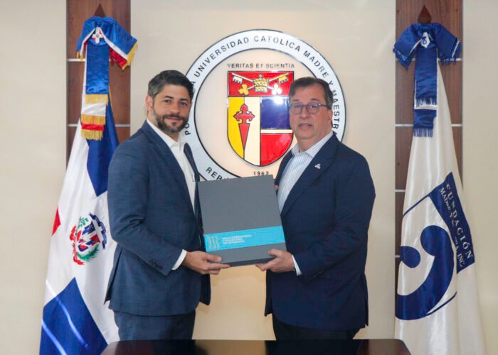 DONACION 1 Ricardo Fondeur entrega a Eduardo Reinoso