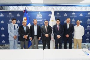 Foto 2 Yayo Sanz Lovaton y el ministro Victor Ito Bisono junto a empresarios y ejecutivos de Industria y Comercio