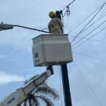 Tecnico de Edenorte desmantelando conexiones irregulares