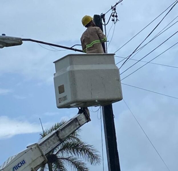 Tecnico de Edenorte desmantelando conexiones irregulares