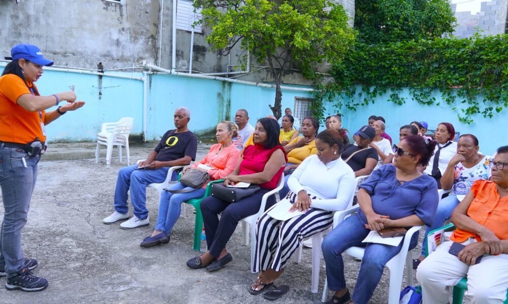 Personal de Edesur en capacitacion
