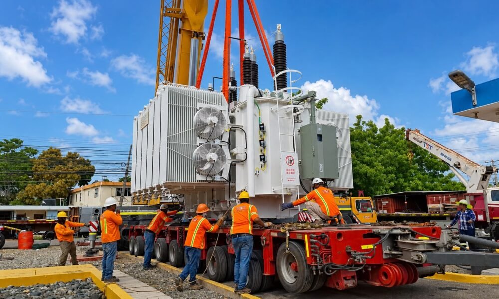 Tecnicos movilizan nuevo transformador 50MVA de la Subestacion de Gallera