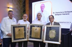 2 Francisco Pantaleon entrega los reconocimientos a los doctores Andres Rivas Francisco Estepan Herrera y Luis Grullon Estrella