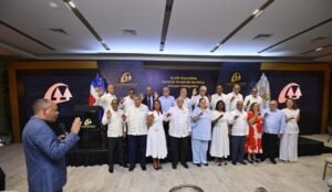 4 Eddy Rojas Tejada del IDECOOP presta juramento a titulares de las diversas instancias de la COOPMEDICA