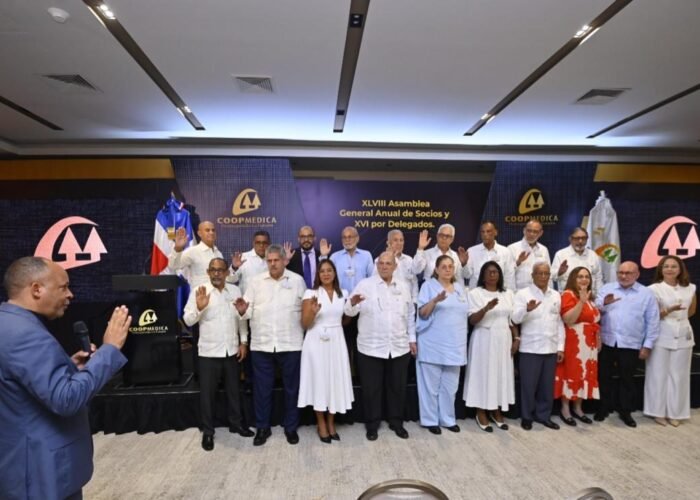 4 Eddy Rojas Tejada del IDECOOP presta juramento a titulares de las diversas instancias de la COOPMEDICA