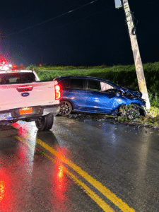 Accidente nocturno bajo la lluvia