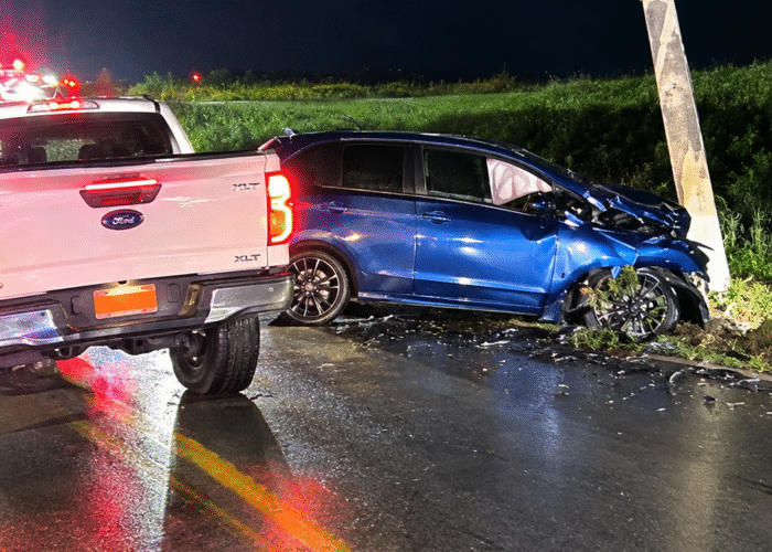 Accidente nocturno bajo la lluvia
